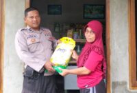 Penyerahan beras SPHP Polsek Semaka Polres Tanggamus kepada warga, Kamis 13 November 2025 | Dok. Humas Polres Tanggamus.