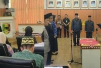 Bupati Tanggamus H. Moh. Saleh Asnawi saat memberikan pesan kepada para ASN (kiri) dan saat melantik pejabat pimpinan tinggi pratama, pejabat fungsional, dan PPPK Formasi Tahun 2024 Periode II di Aula Utama Sekretariat Daerah Kabupaten Tanggamus, Kamis (13/11/2025) | Herdi/Media Prioritastv.com.