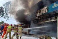 Petugas Damkarmat Bandar Lampung saat berjibaku memadamkan api gudang sparepart Krisna di Kelurahan Beringin Jaya, Kemiling, Kamis 13 November 2025 | Erwin/Media Prioritastv.com.
