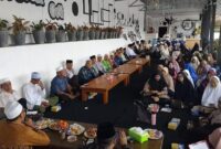 Suasana kebersamaan 80 jamaah haji Kloter 39 JKG Tahun 2025 Tanggamus dalam acara silaturahmi di tempat wisata Lentana Garden Kecamatan Gisting, Kamis 13 November 2025 | Herdi/Media Prioritastv.com.