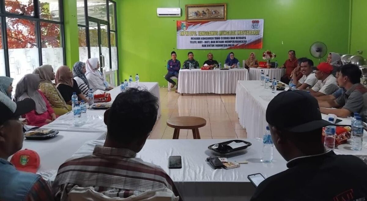 Suasana sosialisasi UU Perlindungan Konsumen yang digelar LPKNI Tanggamus bersama sejumlah tokoh masyarakat di Rumah Makan Savana, Kelurahan Kuripan, Kecamatan Kota Agung, Tanggamus, Jumat 14 November 2025 | Herdi/Media Prioritastv.com.