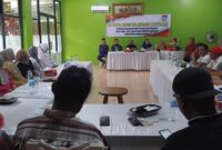 Suasana sosialisasi UU Perlindungan Konsumen yang digelar LPKNI Tanggamus bersama sejumlah tokoh masyarakat di Rumah Makan Savana, Kelurahan Kuripan, Kecamatan Kota Agung, Tanggamus, Jumat 14 November 2025 | Herdi/Media Prioritastv.com.