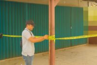 Polisi saat memasang police line di TKP pembacokan Johan di depan kios Kecamatan Wonosobo, Tanggamus, Kamis 14 November 2025 | Ist/Media Prioritastv.com.