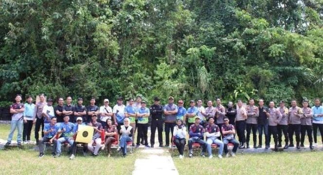 Sesi foto bersama Pengkap Perbakin Tangamus sebelum melaksanakan kegiatan di Lapangan Tembak Polres Tanggamus, Jumat 14 November 2025 | Dok. Pengkab Perbakin Tanggamus.