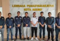 Sesi foto bersama pengurus Persatuan Wartawan Indonesia (PWI) Kabupaten Tanggamus usai audiensi dengan Lapas Kelas II B Kota Agung, Jumat (14/11/2025) | Dok. PWI Tanggamus.