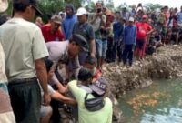 Proses evakuasi jasad Aji Jun Habibi dari lokasi bekas galian ekskavator di Pekon Ringin Sari, Suoh, Lampung Barat, Jumat 14 November 2025 | Ist/Media Prioritastv.com.