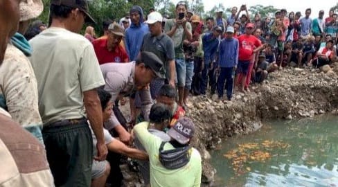 Proses evakuasi jasad Aji Jun Habibi dari lokasi bekas galian ekskavator di Pekon Ringin Sari, Suoh, Lampung Barat, Jumat 14 November 2025 | Ist/Media Prioritastv.com.