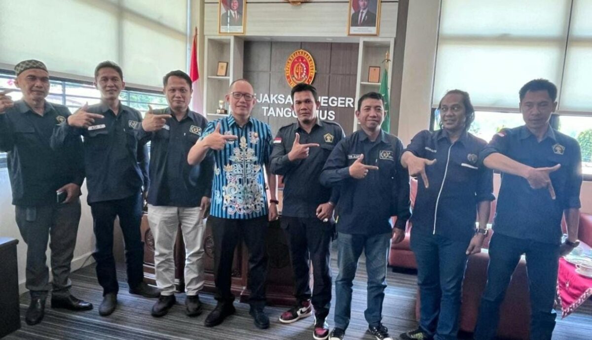 Sesi foto bersama PWI Tanggamus bersama Kajari Subari Kurniawan di ruang kerjanya, Jumat 14 November 2025 | Dok. PWI Tanggamus.