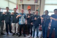 Sesi foto bersama PWI Tanggamus bersama Kajari Subari Kurniawan di ruang kerjanya, Jumat 14 November 2025 | Dok. PWI Tanggamus.