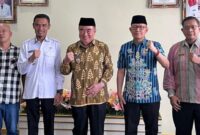 Sesi foto bersama Bupati Tanggamus H. Moh. Saleh Asnawi dan Kejari Tanggamus usai pertemuan  di Ruang Rapat Sekretariat Pemkab setempat, kemarin Jumat (14/11/2025).