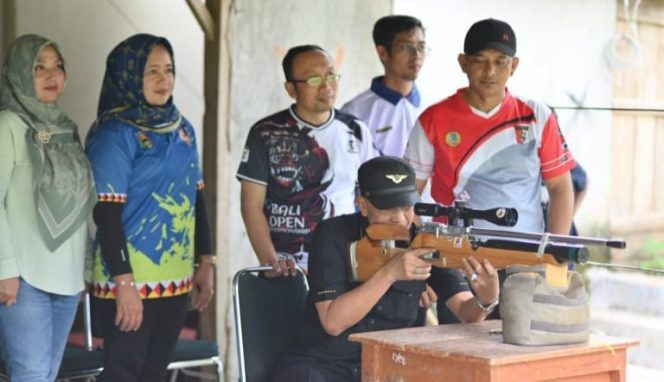 Ketua Umum KONI Tanggamus, Nuzul Irsan, saat melihat langsung arus lintasan peluru di arena lomba menembak di lapangan tembak Pekon Gunung Tiga Kecamatan Pugung, Sabtu (15/11/2025)  | Dok. Perbakin Tanggamus.