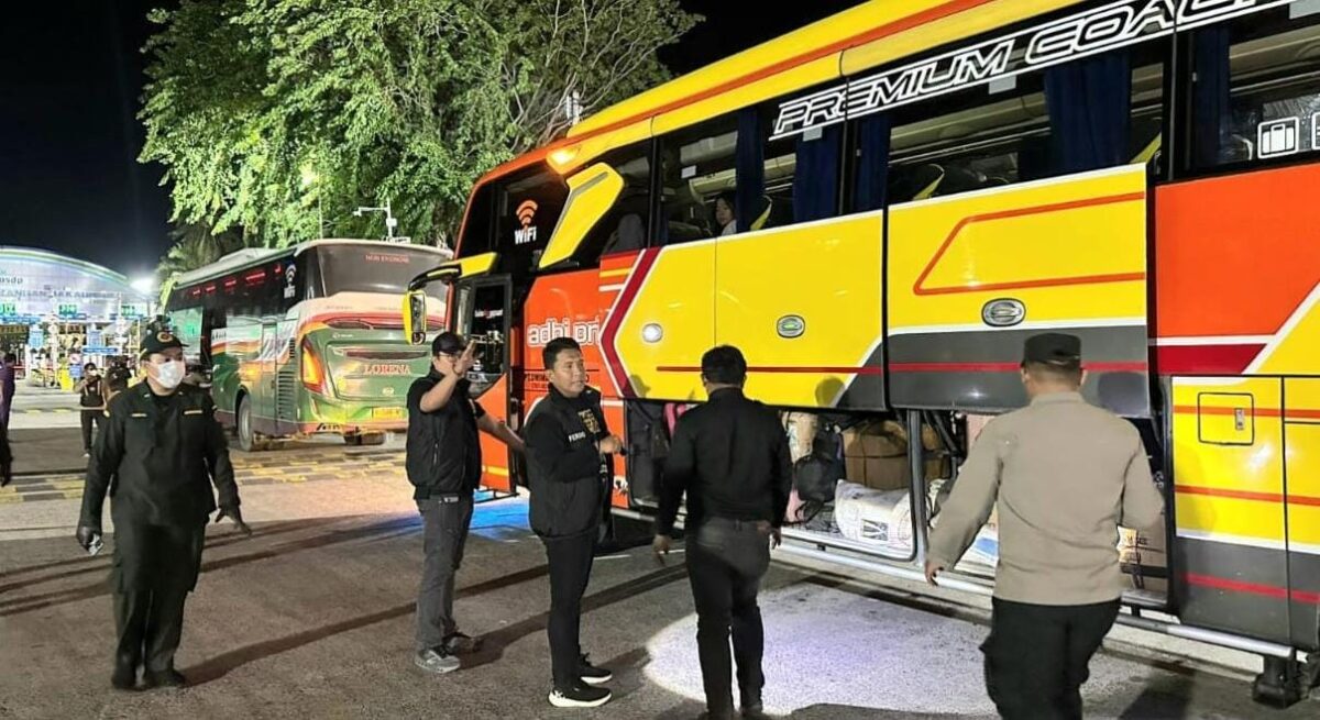 Tim KSKP Bakauheni, BKSDA Lampung, Karantina Lampung, dan Jaringan Satwa Indonesia (JSI) saat penyergapan di Pos Seaport Interdiction Pelabuhan Bakauheni Jumat (14/11/2025) pukul 22.00 WIB | Dok. Humas Polres Lampung Selatan.