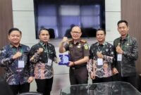 Sesi foto bersama Ketua Bawaslu Najih Mustofa dengan Kajari Tangamus usai audensi di Kantor Kejari setempat, Minggu 13 November 2025 | Ist/Media Prioritastv.com.