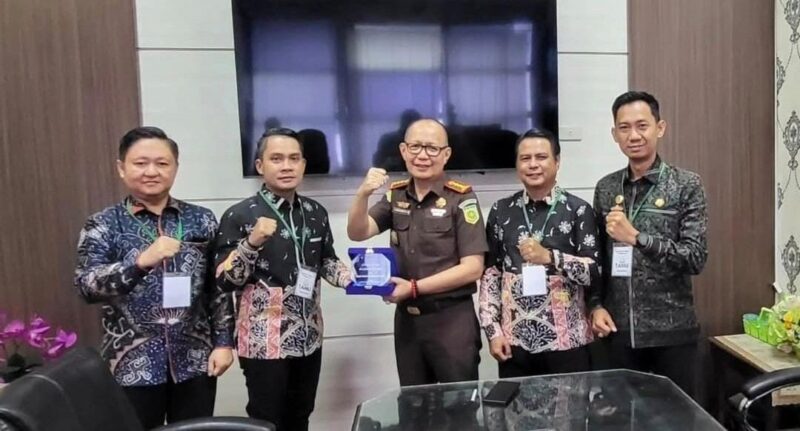 Sesi foto bersama Ketua Bawaslu Najih Mustofa dengan Kajari Tangamus usai audensi di Kantor Kejari setempat, Minggu 13 November 2025 | Ist/Media Prioritastv.com.