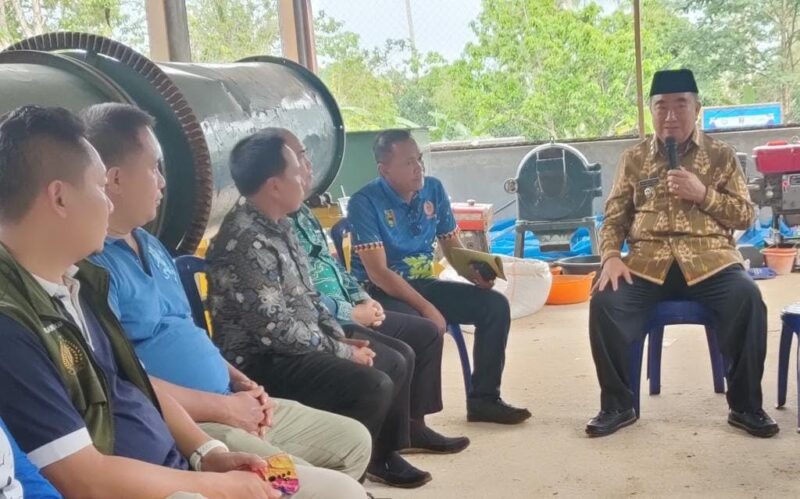 Bupati Tanggamus saat menyampaikan pandangan tentang kekayaaan Tanggamus dalam acara pra-Launching Integrated Farming di Pekon Way Jaha, Kecamatan Pugung, Jumat 14 November 2025.