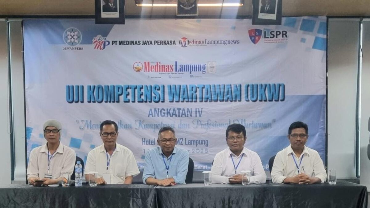 Ketua Tim Penguji Lembaga Uji Kompetensi Wartawan London Public School Relation (LUKW-LSPR) Joe Herrianto saat foto bersama para peserta yang lulus UKW jenjang utama di Hotel Kyriad, Minggu 16 November 2025 | Erwin/Media Prioritastv.com.