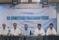 Ketua Tim Penguji Lembaga Uji Kompetensi Wartawan London Public School Relation (LUKW-LSPR) Joe Herrianto saat foto bersama para peserta yang lulus UKW jenjang utama di Hotel Kyriad, Minggu 16 November 2025 | Erwin/Media Prioritastv.com.