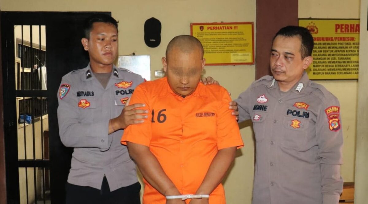 JU alias Junai, tersangka peredaran Narkoba yang ditangkap polisi di rumahnya Jl. KH. Gholib Pringsewu Barat, Pringsewu saat akan dijebloskan ke sel tahanan, Minggu 16 November 2025 | Dok. Humas Polres Pringsewu.