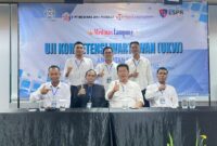 Pangihutan Simatupang, yang bertugas sebagai penguji kelompok 5, saat foto bersama para peserta UKW LUKW-LSPR di Hotel Kyriad M2 Lampung, Sabtu 17 Nobember 2025 | Erwin/Media Prioritastv.com.