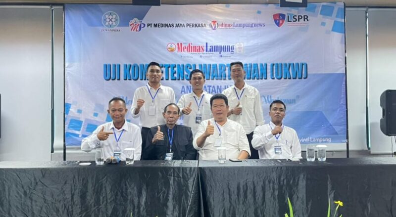 Pangihutan Simatupang, yang bertugas sebagai penguji kelompok 5, saat foto bersama para peserta UKW LUKW-LSPR di Hotel Kyriad M2 Lampung, Sabtu 17 Nobember 2025 | Erwin/Media Prioritastv.com.