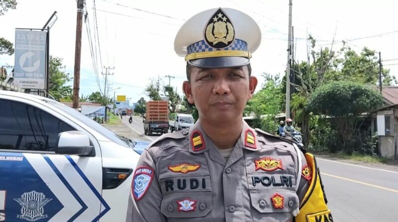 Kasat Lantas Polres Tanggamus Iptu Rudi Khisbiyantoro saat memberikan keterangan pers di lokasi penertiban di Jalinbar, Kota Agung, Senin 17 November 2025 | Herdi/Media Prioritastv.com.