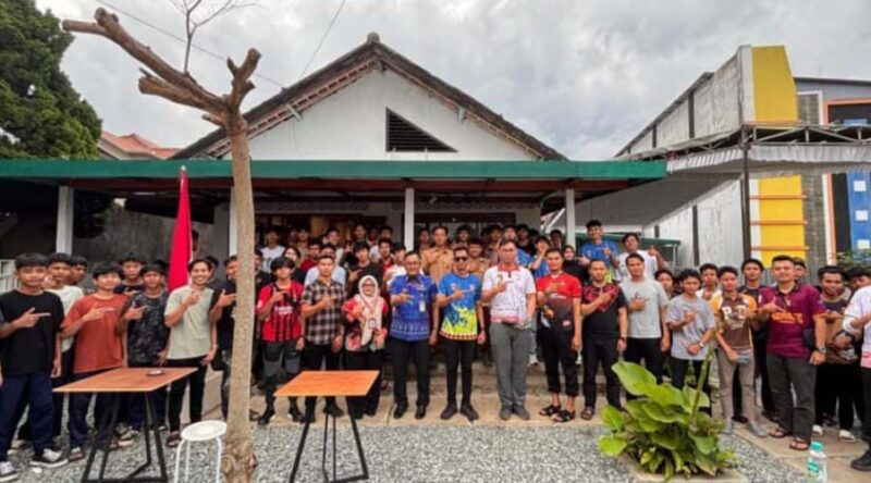 Foto bersama panitia dan tim yang mengikuti Cabor E-Sport Porkab Tanggamus di Tuas Kopi Gisting, Minggu  16 November 2025 | Dok. Cabor E-Sport.