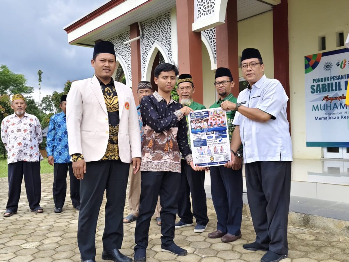 Peluncurkan PSB dan Layanan Lazismu apel peringatan Milad ke-113 Muhammadiyah di halaman Masjid Ummul Mukminin Aisyah Binti Abu Bakar RA, kompleks asrama putra Ponpes Sabilil Muttaqien, Jl. Irigasi No. Blok 1, Gisting Bawah, Kecamatan Gisting, Kabupaten Tanggamus, Selasa (18/11/2025) | Media Prioritastv.com.