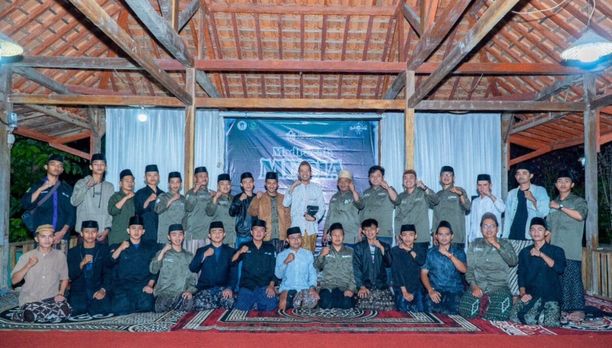 Foto bersama usai gelaran Madrasah Media Regional 2 di Anjungan Kampoeng Kopi, Pekon Rigis Jaya, Air Hitam. pada Ahad, 16 November 2025, lalu | Dok. MPL Lampung Barat.