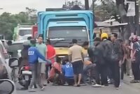 Warga saat melakukan pertolongan kepada korban usai kecelakaan tiga kendaraan di Jalan A. Yani, Desa Sukaraja, Gedong Tataan, Pesawaran, Selasa (18/11/2025) pagi | warga/Media Prioritastv.com.