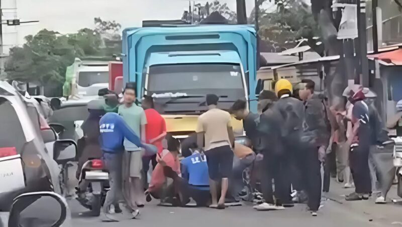 Warga saat melakukan pertolongan kepada korban usai kecelakaan tiga kendaraan di Jalan A. Yani, Desa Sukaraja, Gedong Tataan, Pesawaran, Selasa (18/11/2025) pagi | warga/Media Prioritastv.com.