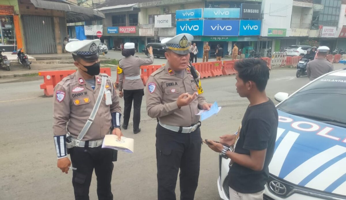 Anggota Sat Lantas Polres Pringsewu saat memberikan teguran kepada pelanggar di hari kedua Operasi Zebra Krakatau 2025 di simpang pasar setempat, Selasa 18 November 2025 | Dok. Humas Polres Pringsewu.