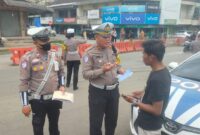 Anggota Sat Lantas Polres Pringsewu saat memberikan teguran kepada pelanggar di hari kedua Operasi Zebra Krakatau 2025 di simpang pasar setempat, Selasa 18 November 2025 | Dok. Humas Polres Pringsewu.