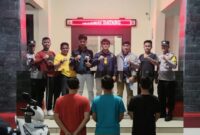 Tersangka usai ditangkap dan akan dijebloskan ke sel tahanan, Minggu 16 November 2025 | Dok. Humas Polres Tanggamus.
