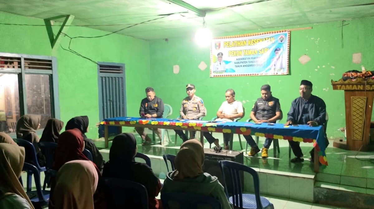 Kapolsek Pugung saat menghimpun informasi warga di Pekon Tamansari, Pugung, Tanggamus, Selasa 18 November 2025, malam | Dok. Humas Polres Tanggamus.