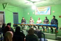 Kapolsek Pugung saat menghimpun informasi warga di Pekon Tamansari, Pugung, Tanggamus, Selasa 18 November 2025, malam | Dok. Humas Polres Tanggamus.