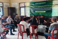Polisi saat melakukan mediasi antara dua ayah yang cekcok setelah bola anak masuk rumau, Rabu 19 November 2025 | Dok. Humas Polres Tanggamus.