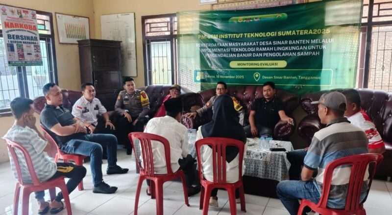 Polisi saat melakukan mediasi antara dua ayah yang cekcok setelah bola anak masuk rumau, Rabu 19 November 2025 | Dok. Humas Polres Tanggamus.