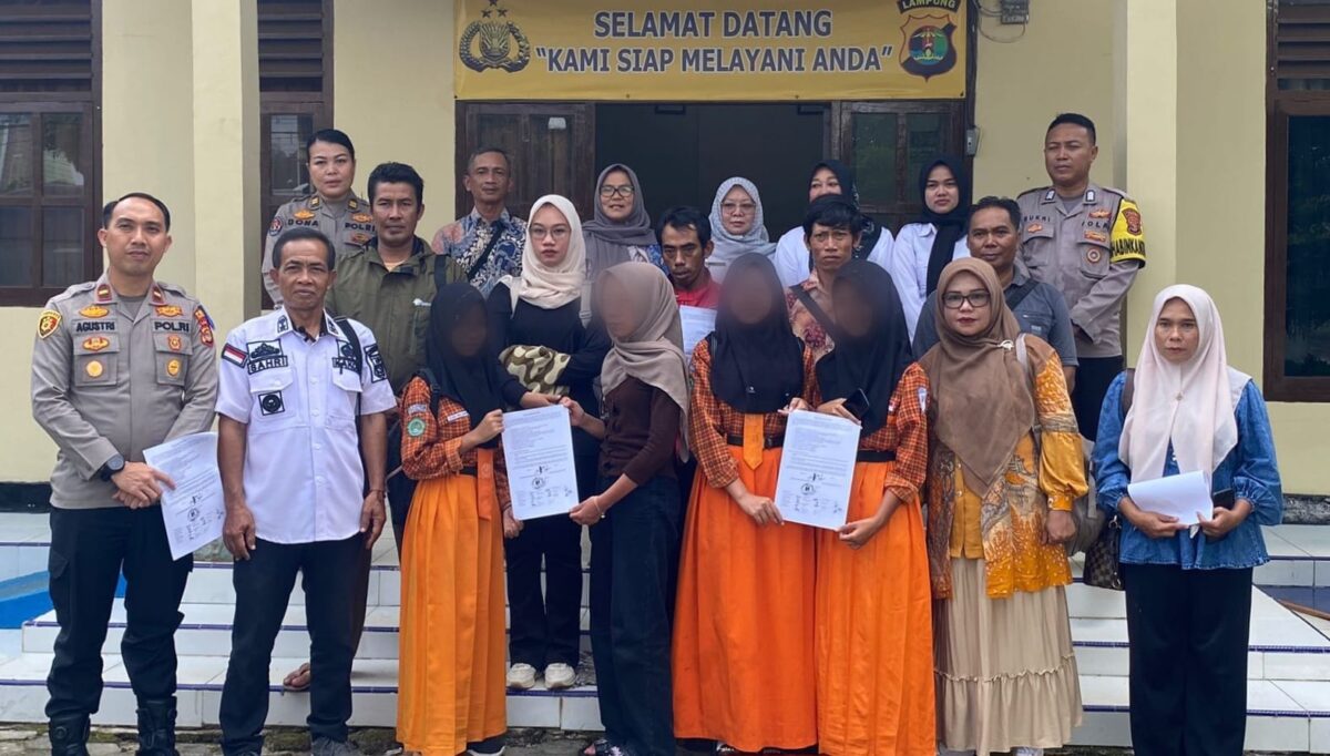 Foto bersama korban dan terduga pelaku bersama keluarganya, jajaran kepolisian, sejumlah guru, UPT PPA dan kepala pekon usai kesepakatan perdamaian di Polsek Pugung, Rabu 19 November 2025 | Herdi/Asrul Ariski/Media Prioritastv.com.