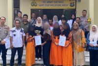 Foto bersama korban dan terduga pelaku bersama keluarganya, jajaran kepolisian, sejumlah guru, UPT PPA dan kepala pekon usai kesepakatan perdamaian di Polsek Pugung, Rabu 19 November 2025 | Herdi/Asrul Ariski/Media Prioritastv.com.