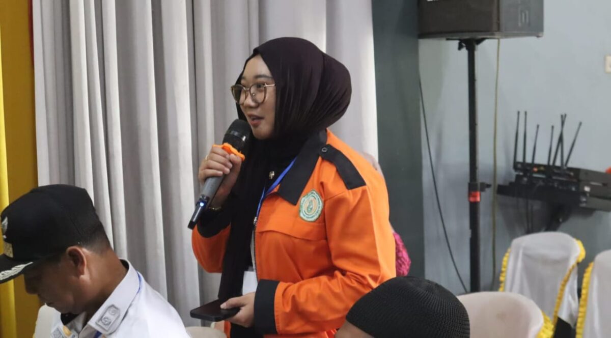 Mahasiswa STEBI Tanggamus Marvel Putri Yana saat menanyakan terkait SKCK dalam Forum Konsultasi Publik Polres Tanggamus di Aula Serumpun Padi Gisting, Rabu 19 November 2025 | Herdi/Media Prioritastv.com.