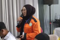 Mahasiswa STEBI Tanggamus Marvel Putri Yana saat menanyakan terkait SKCK dalam Forum Konsultasi Publik Polres Tanggamus di Aula Serumpun Padi Gisting, Rabu 19 November 2025 | Herdi/Media Prioritastv.com.