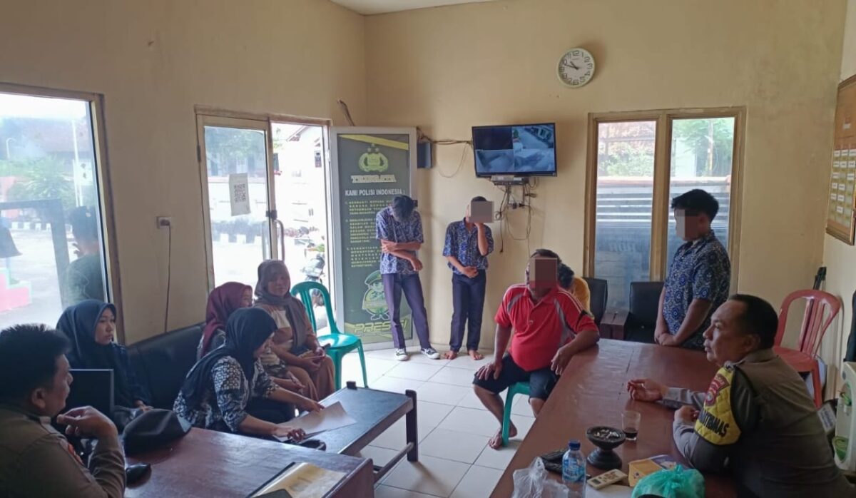 Tiga pelajar bersama orang tuanya dihadirkan di Polsek Pagelaran dan menandatangani kesempakatan tidak mengulangi perbuatannya, Kamis 20 November 2025 | Dok. Humas Polres Pringsewu.