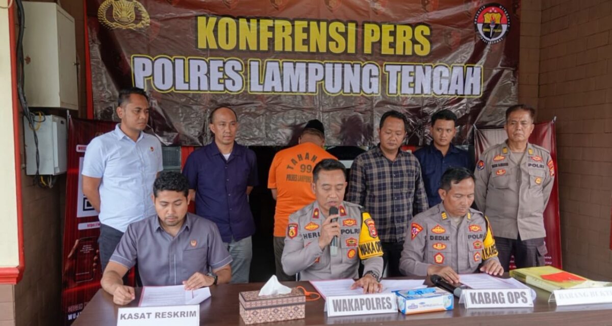 Wakapolres Lampung Tengah Kompol Heru Sulistyanto saat memimpin konferensi pers di Mapolres setempat, Kamis 20 November 2025 | Dok. Humas Polres Lampung Tengah.