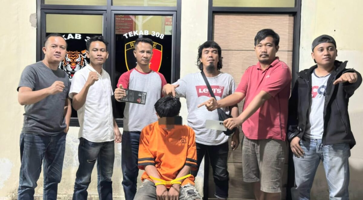 Tersangka Acil setelah ditangkap dan sebelum dijebloskan ke sel tahanan Polsek Menggala, Selasa 18 November 2025 | Dok. Humas Polres Tulang Bawang.
