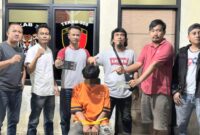 Tersangka Acil setelah ditangkap dan sebelum dijebloskan ke sel tahanan Polsek Menggala, Selasa 18 November 2025 | Dok. Humas Polres Tulang Bawang.