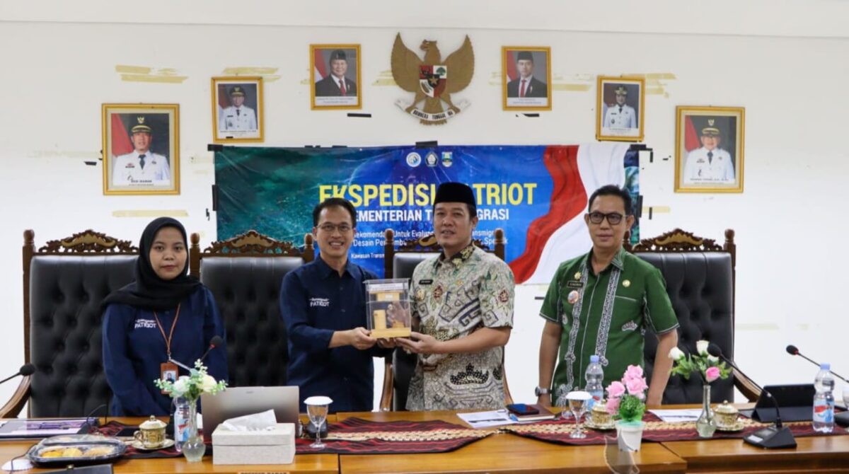 Bupati Pesisir Barat (Pesibar) Dedi Irawan saat memberikan plakat kepada Tim Program Ekspedisi Patriot yang digagas Kementerian Transmigrasi, Kamis (20/11/2025) | Dok. Diskominfotiksan Pemkab Pesisir Barat 