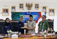 Bupati Pesisir Barat (Pesibar) Dedi Irawan saat memberikan plakat kepada Tim Program Ekspedisi Patriot yang digagas Kementerian Transmigrasi, Kamis (20/11/2025) | Dok. Diskominfotiksan Pemkab Pesisir Barat 