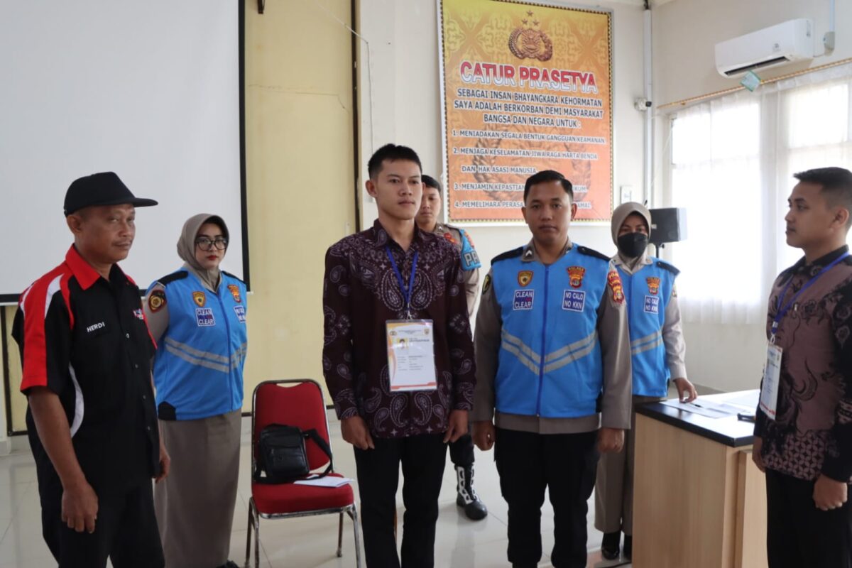 Proses pengukuran tinggi badan pendaftar seleksi calon siswa Brimob Tahun 2026 di Polres Tanggamus, Jumat 21 November 2025 | Herdi/Media Prioritastv.com.
