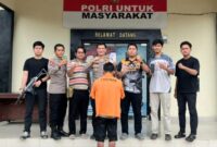 Tersangka Agung setelah ditangkap dan akan dijebloskan ke sel tahanan, Jumat 21 November 2025 | Dok. Humas Polres Tanggamus.