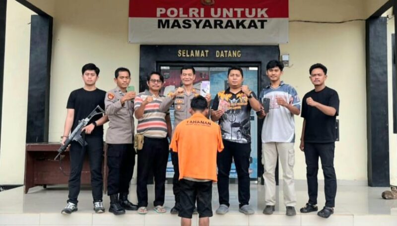 Tersangka Agung setelah ditangkap dan akan dijebloskan ke sel tahanan, Jumat 21 November 2025 | Dok. Humas Polres Tanggamus.